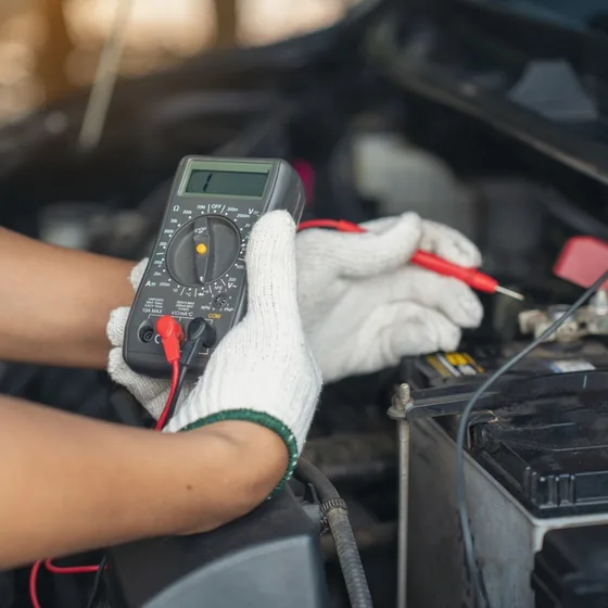 Testing battery current with a handheld tester